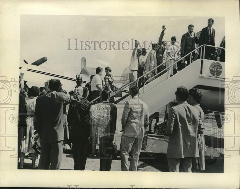 Load image into Gallery viewer, 1963 Press Photo Peace Corpsmen board plane after application and training
