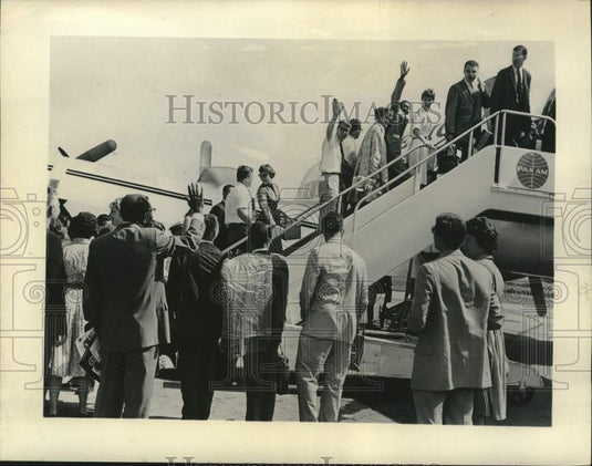 1963 Press Photo Peace Corpsmen board plane after application and training