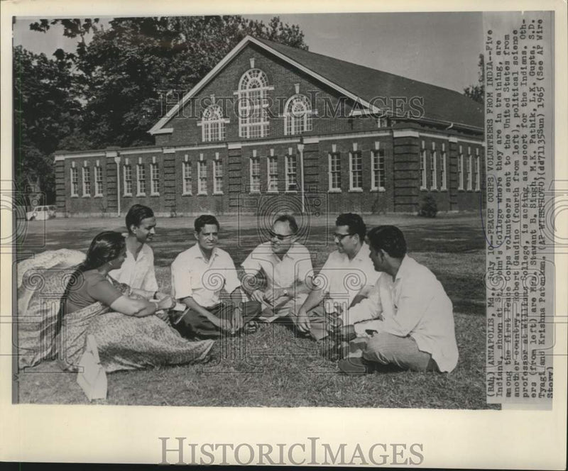 Load image into Gallery viewer, 1965 Press Photo Peace Corps volunteers from India train at St. John's College

