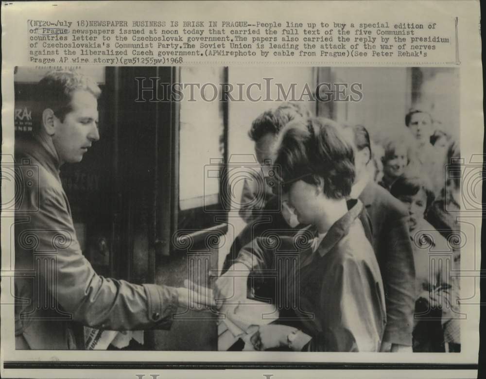 1968 Press Photo Prague citizens line up to buy newspapers - now34533