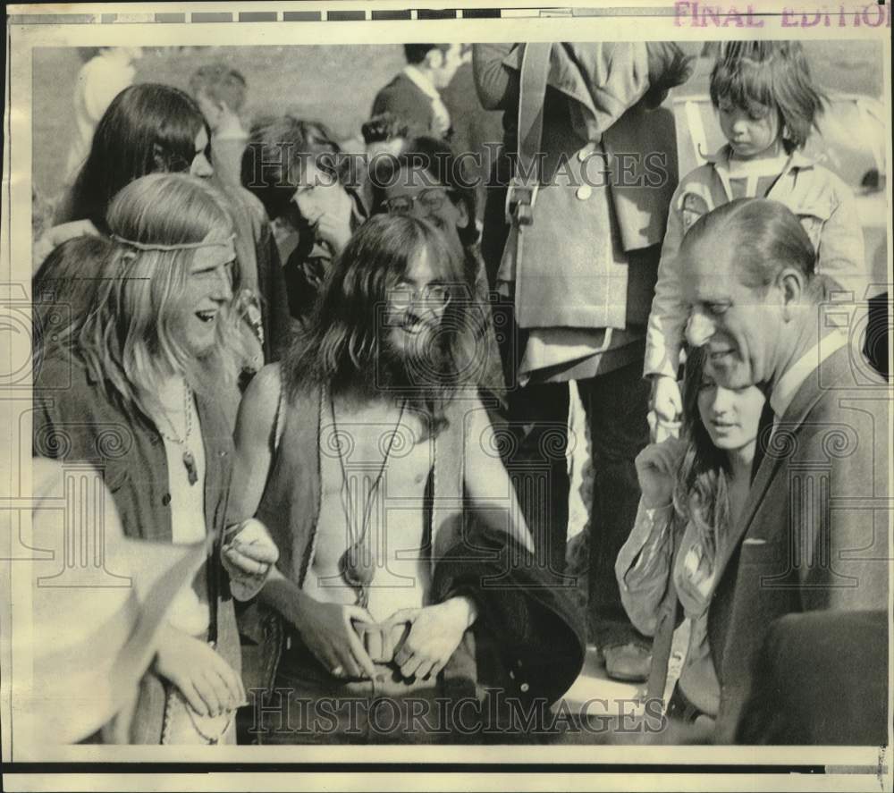 1971 Press Photo Prince Philip chats with youths at B.C. rodeo and barbecue