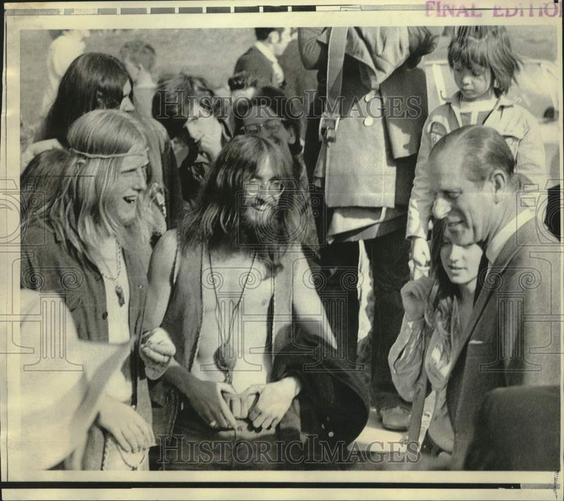 Load image into Gallery viewer, 1971 Press Photo Prince Philip chats with youths at B.C. rodeo and barbecue
