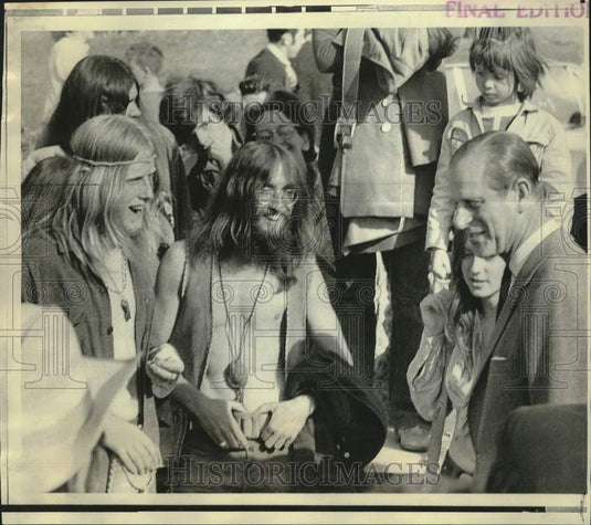 1971 Press Photo Prince Philip chats with youths at B.C. rodeo and barbecue