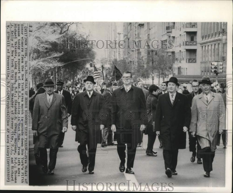 Load image into Gallery viewer, 1965 Press Photo Medal of Honor winners lead Vietnam support parade in New York
