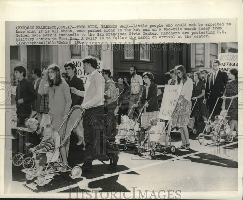 Load image into Gallery viewer, 1965 Press Photo Tots ride, parents walk on two-mile march at Golden Gate Park
