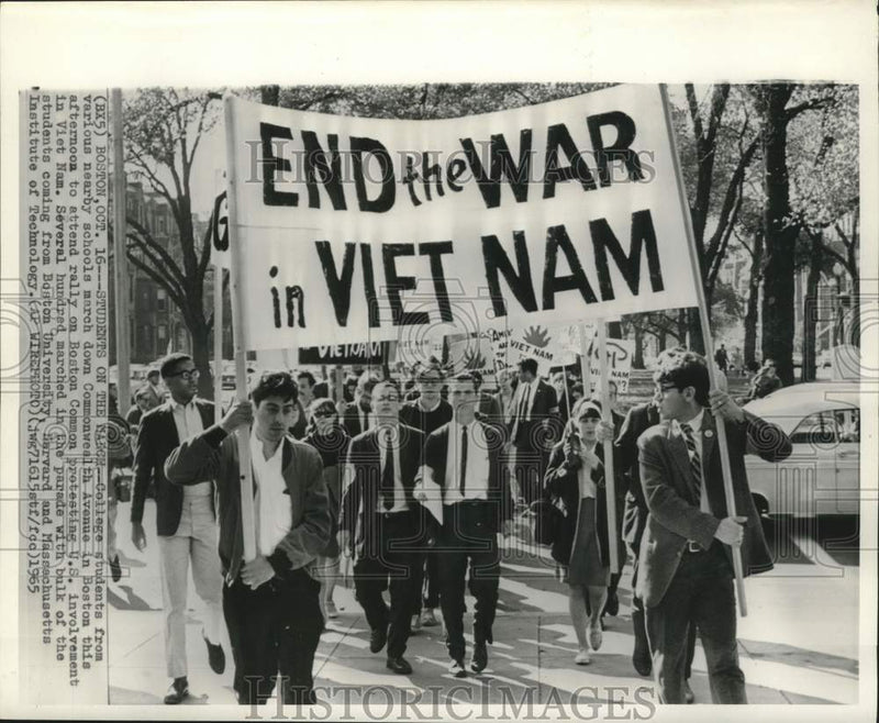 Load image into Gallery viewer, 1965 Press Photo College students march Boston's Commonwealth Avenue to rally
