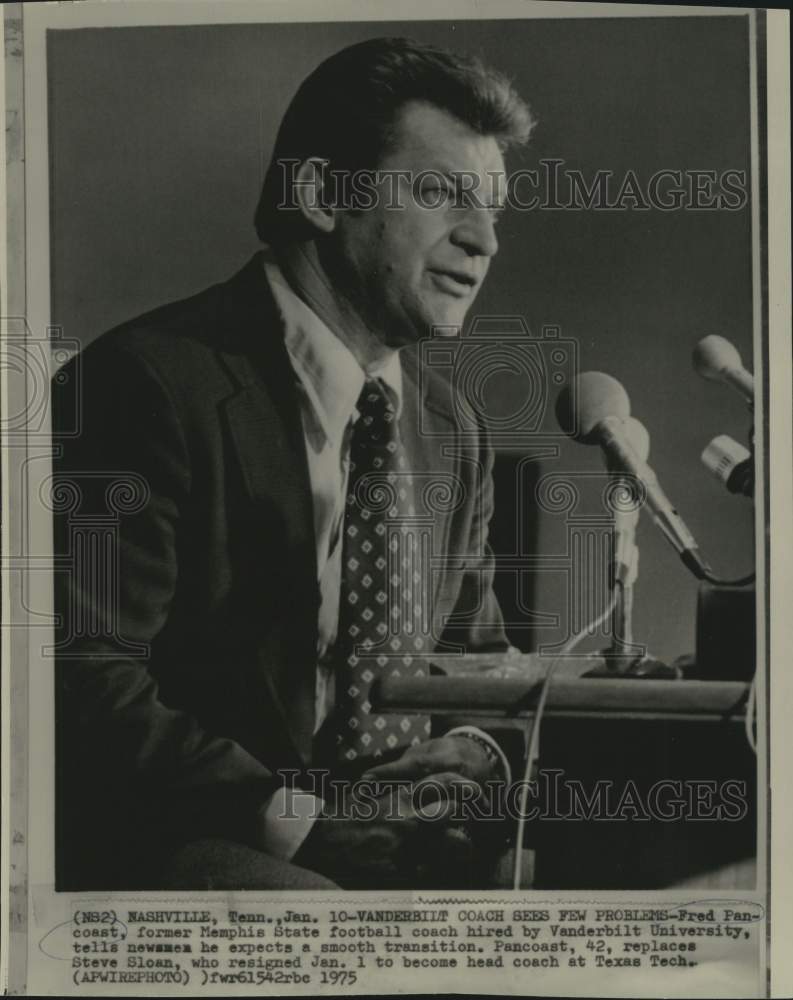 1975 Press Photo Vanderbilt football coach Fred Pancoast at news conference