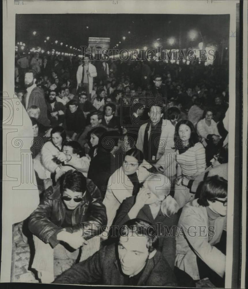 Load image into Gallery viewer, 1968 Press Photo Protesting Paris students sit-in on Avenue des Champs Elysees
