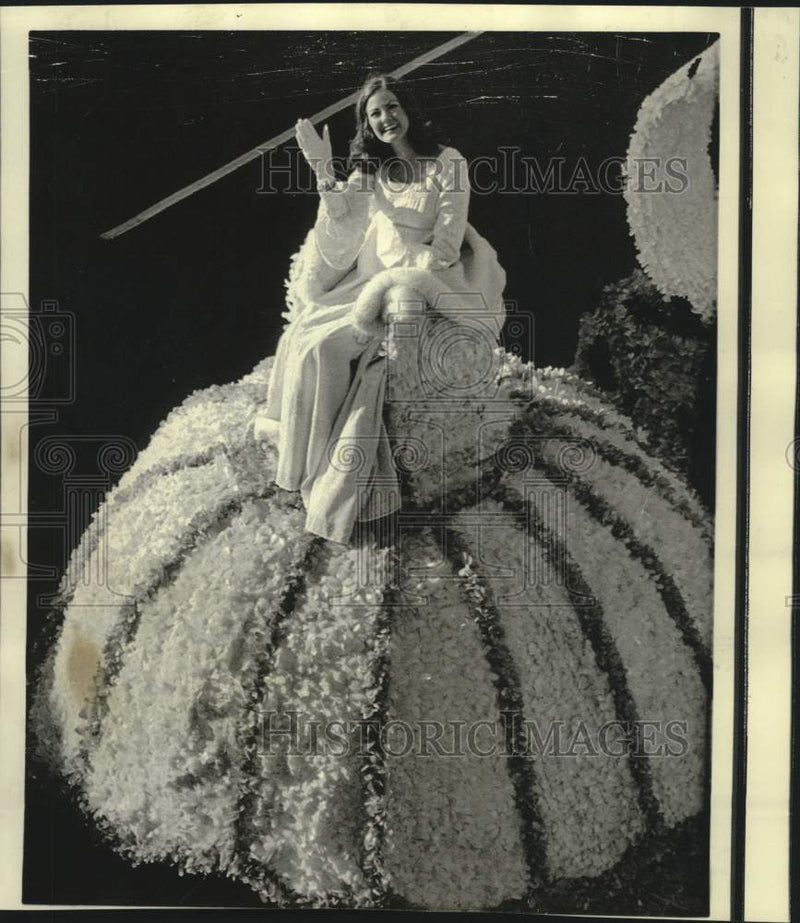 Load image into Gallery viewer, 1974 Press Photo Maid of Cotton Kathy Raskin in Dallas, Texas Cotton Bowl parade
