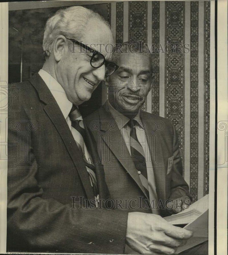 Load image into Gallery viewer, 1971 Press Photo NCAA officers Earl Ramer and Samuel Barnes chat in Washington
