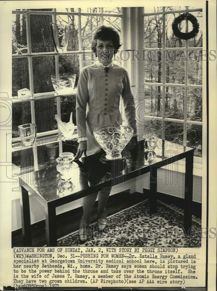 1971 Press Photo Gland specialist Dr. Estelle Ramey pictured at Maryland home