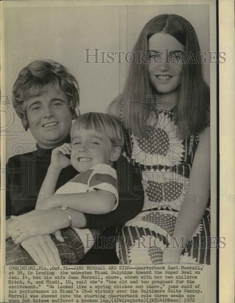1972 Press Photo Miami Dolphin football quarterback Earl Morrall's wife, family
