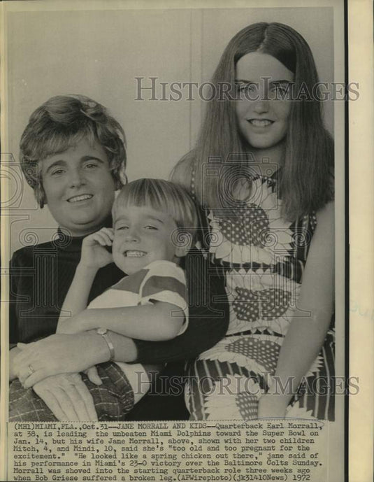 1972 Press Photo Miami Dolphin football quarterback Earl Morrall's wife, family