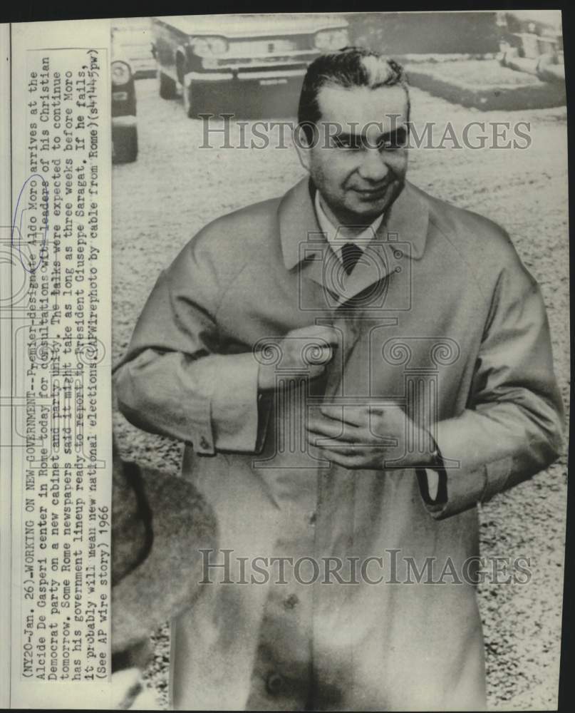 1966 Press Photo Premier-designate Aldo Moro arrives at Alcide de Gasperi center