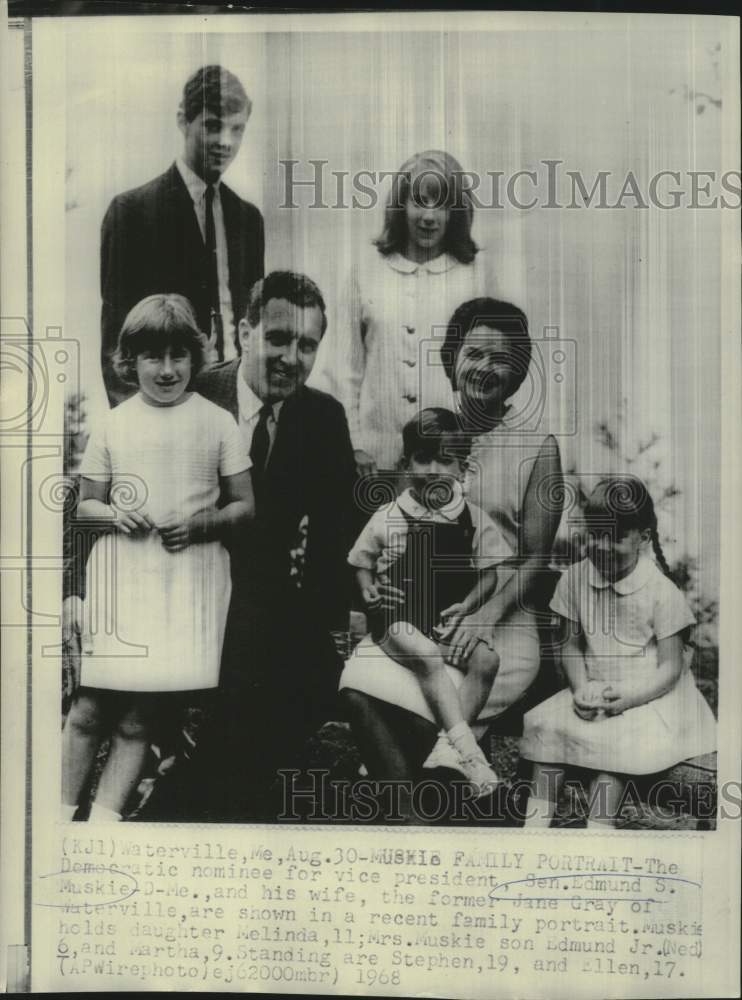 Load image into Gallery viewer, 1968 Press Photo Democratic nominee Edmund Muskie and family in Maine
