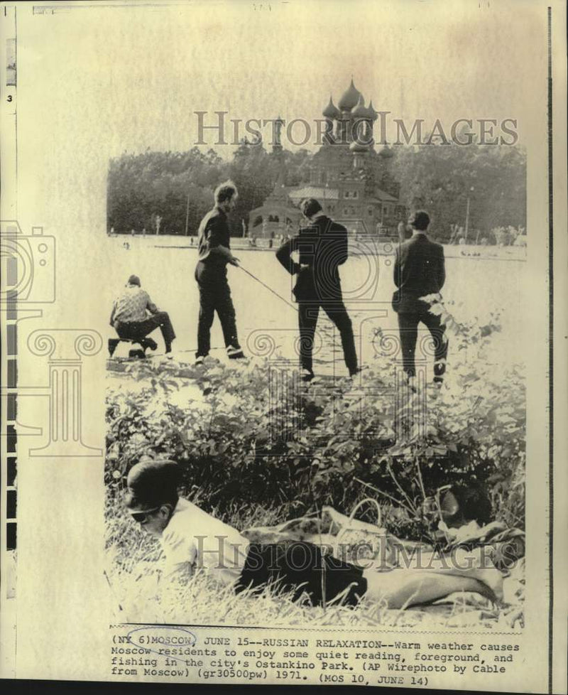 Load image into Gallery viewer, 1971 Press Photo Moscow residents read and fish in Ostankino Park. - now34668
