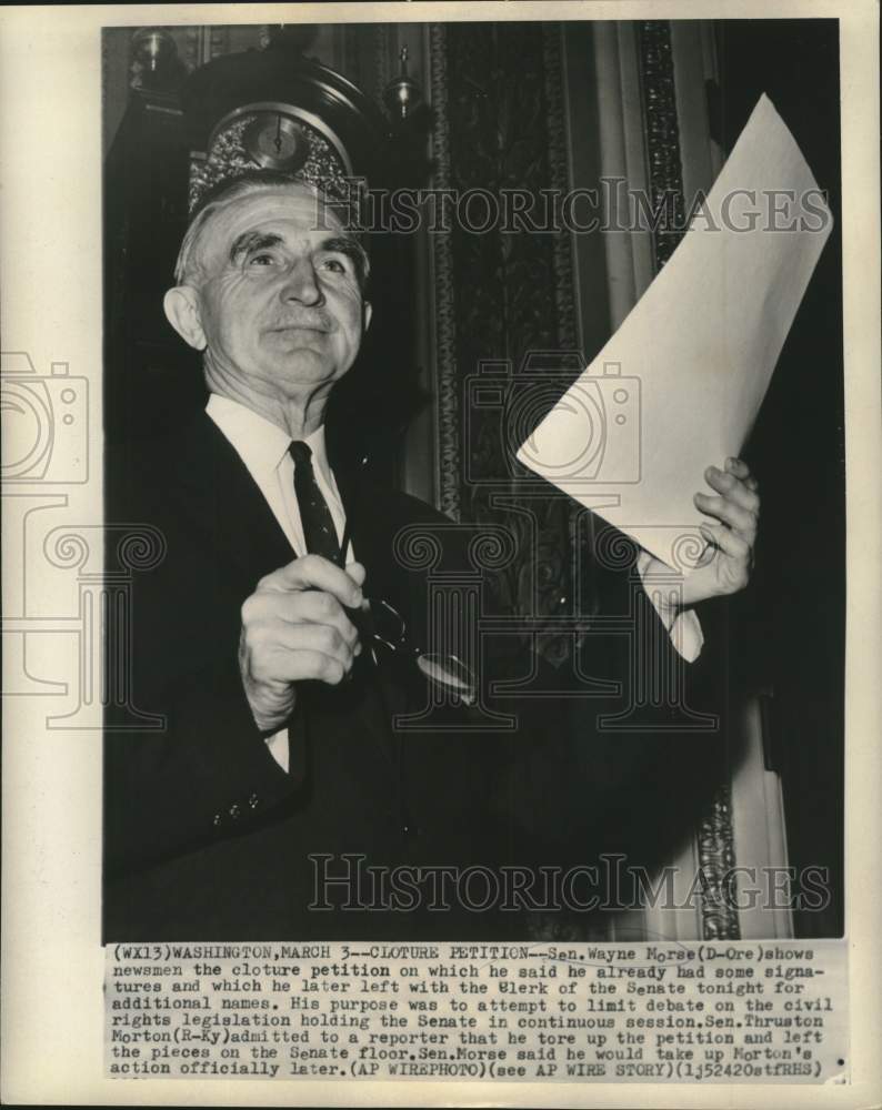 1960 Press Photo Senator Wayne Morse show newsmen cloture petition in Washington