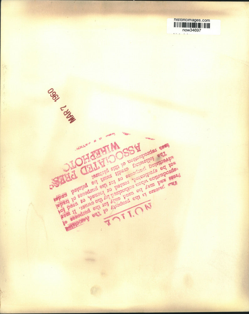 1960 Press Photo Senator Wayne Morse show newsmen cloture petition in Washington