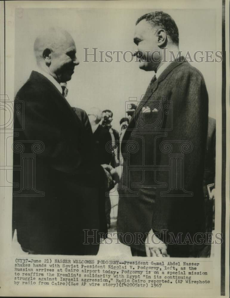 Load image into Gallery viewer, 1967 Press Photo Presidents Abdel Nasser and Nicolai Podgorny greet in Cairo
