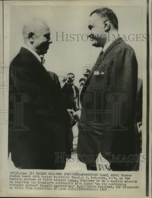 1967 Press Photo Presidents Abdel Nasser and Nicolai Podgorny greet in Cairo