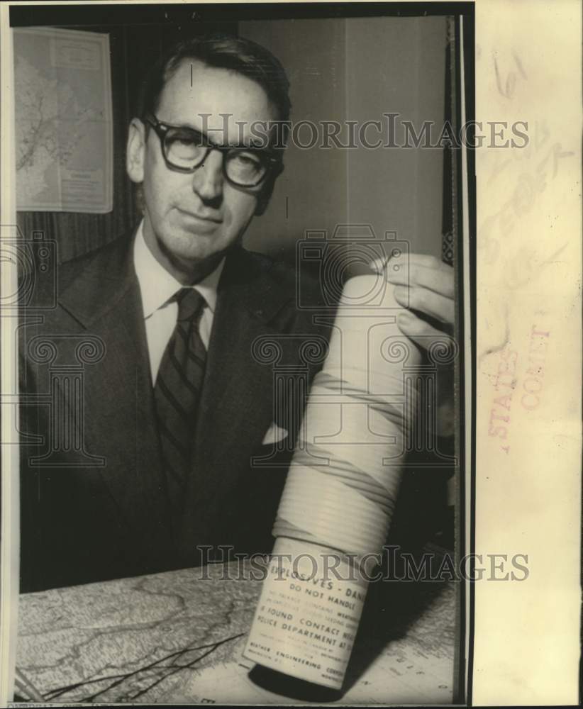 1972 Press Photo Montreal meteorologist Bernard Power shows cloud-seeding device