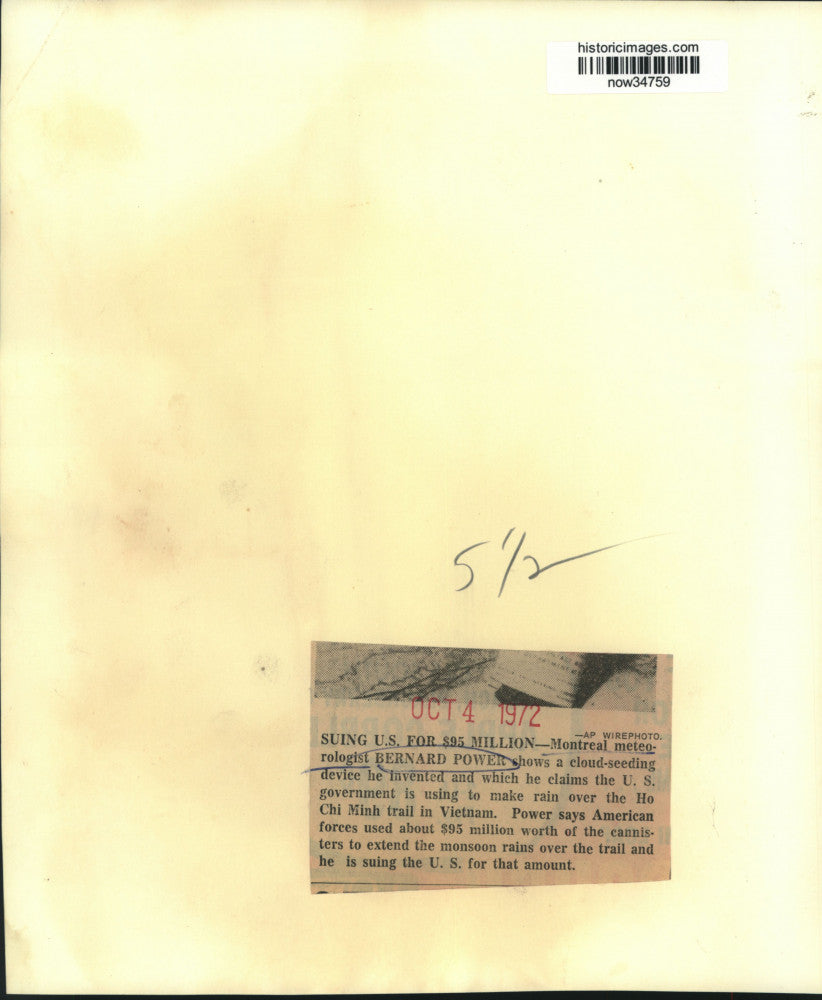 1972 Press Photo Montreal meteorologist Bernard Power shows cloud-seeding device