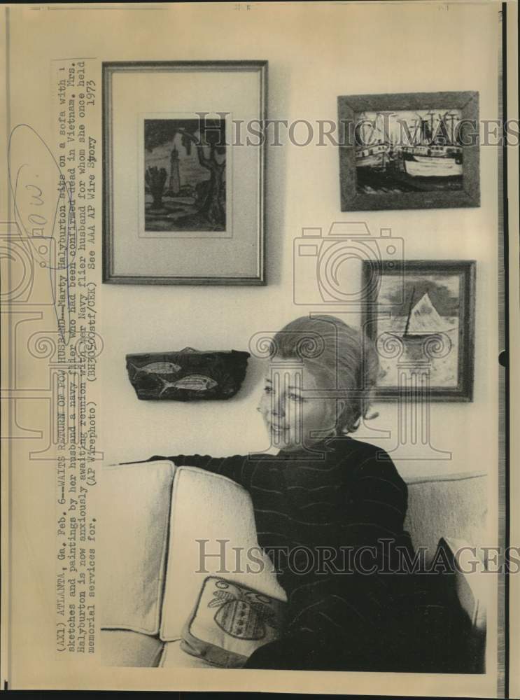 Load image into Gallery viewer, 1973 Press Photo Marty Halyburton waits return of POW husband from Vietnam
