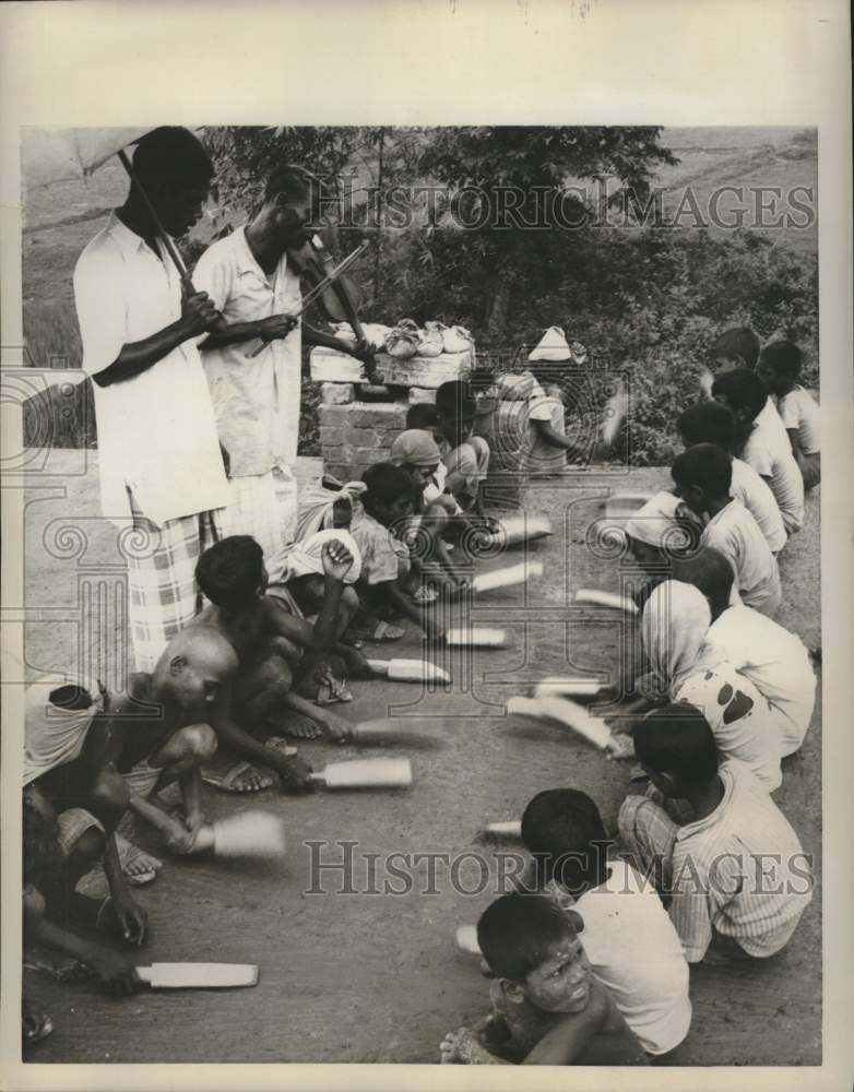 1960 Press Photo Mason boys pound paddles to level floors and roofs in Dacca