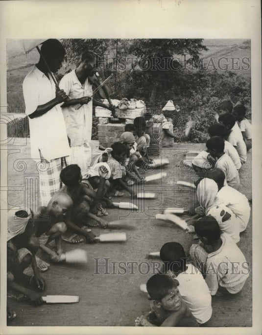 1960 Press Photo Mason boys pound paddles to level floors and roofs in Dacca