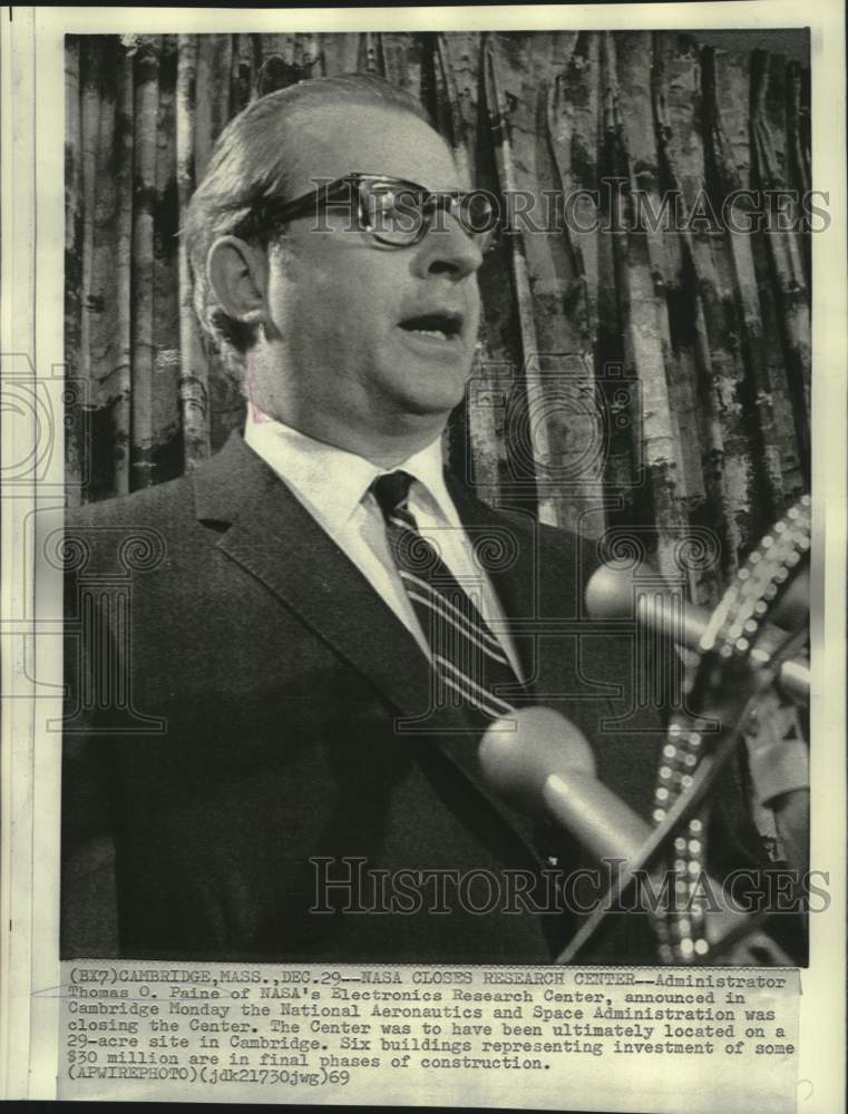 1969 Press Photo NASA administrator Thomas Paine announces MA Center closing