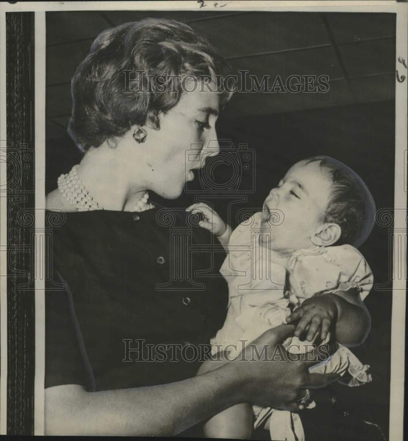 Load image into Gallery viewer, 1958 Press Photo British heiress Frederika Sigrist Juarez and Bianca in New York
