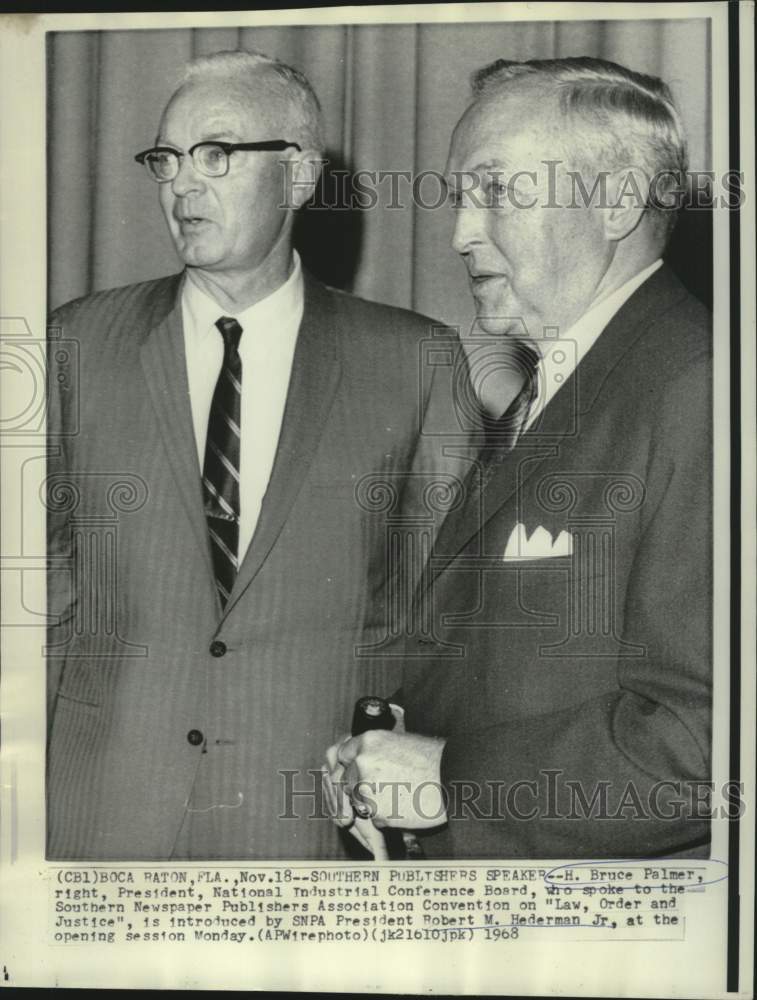 Load image into Gallery viewer, 1968 Press Photo Bruce Palmer speaks at SNPA convention in Boca Raton, Florida

