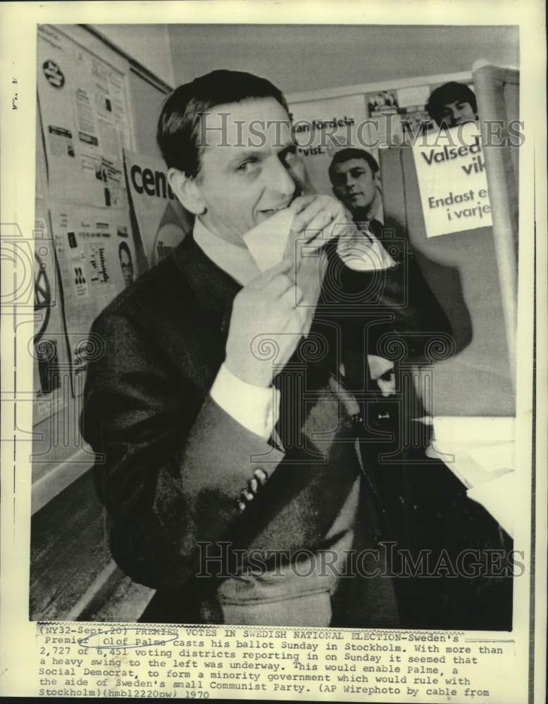 1970 Press Photo Sweden&#39;s premier Olof Palme casts his ballot in Stockholm