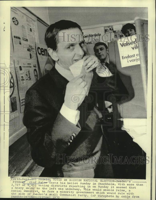 1970 Press Photo Sweden's premier Olof Palme casts his ballot in Stockholm