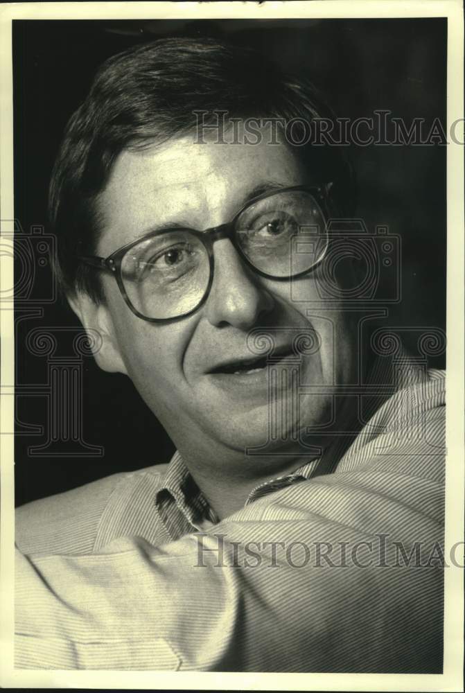 Load image into Gallery viewer, 1986 Press Photo Director Tony Palmer interviewed in New York - now34875
