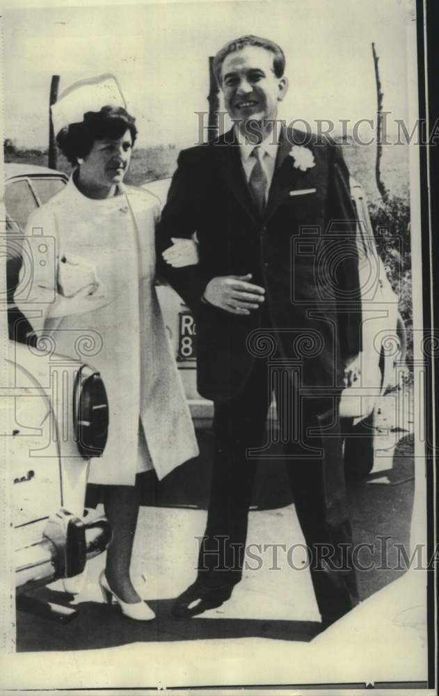 Load image into Gallery viewer, 1969 Press Photo Former Catholic priest Giovanni Musante and bride after wedding
