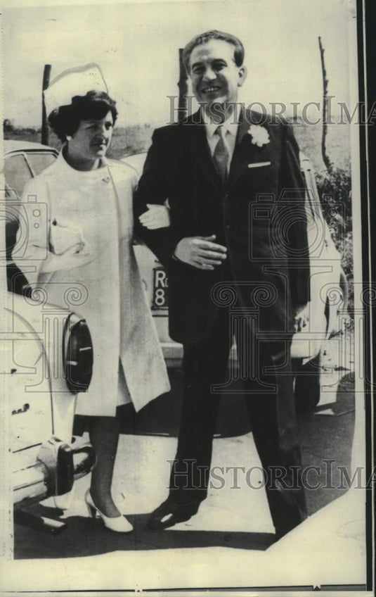 1969 Press Photo Former Catholic priest Giovanni Musante and bride after wedding