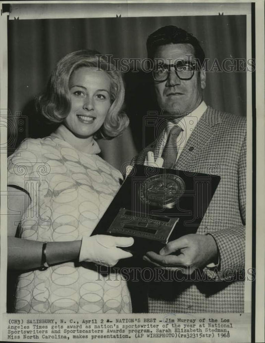 1968 Press Photo Miss NC Sarah Stedman honors Jim Murray as sportswriter of year