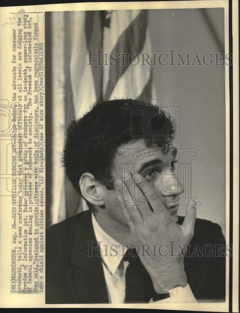 Load image into Gallery viewer, 1969 Press Photo Consumer Advocate Ralph Nader at Washington news conference

