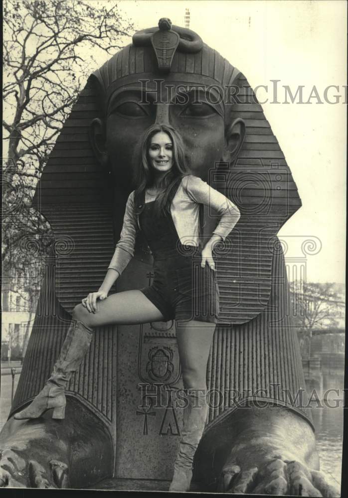 1971 Press Photo American singer Nanette poses at London&#39;s Sphinx - now34990