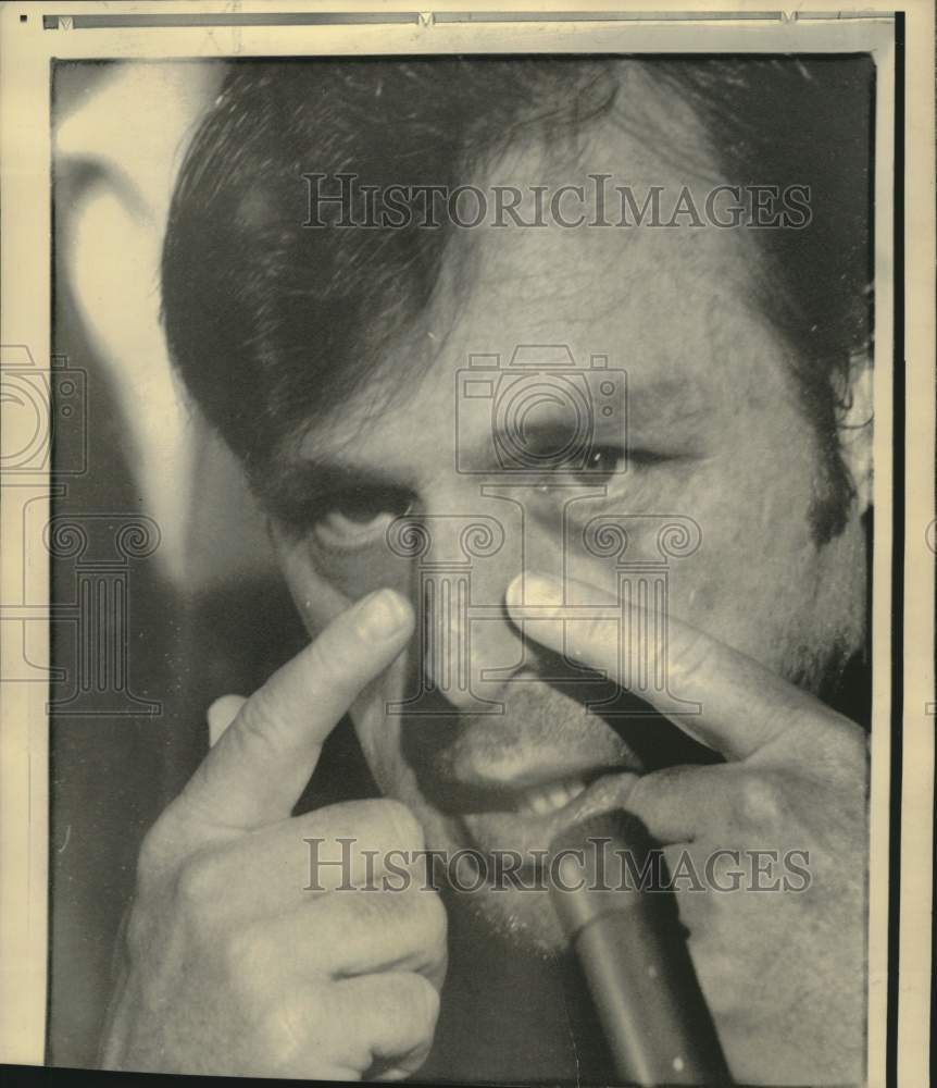 1974 Press Photo Kidnapped Reg Murphy speaks with news media after his release