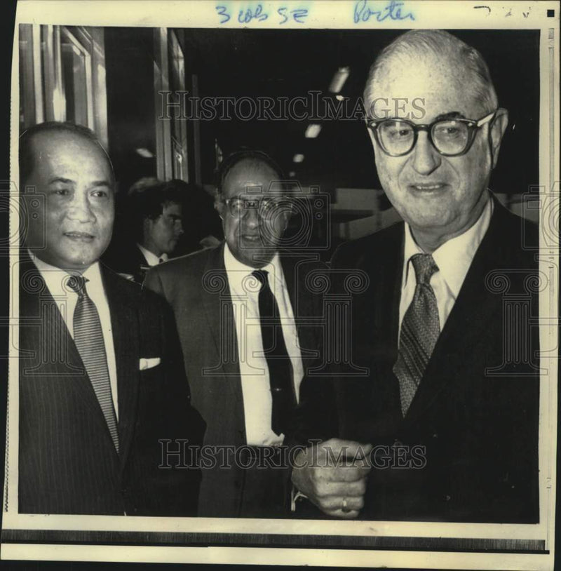 Load image into Gallery viewer, 1971 Press Photo Peace Talks delegates greet Ambassador William Porter at Orly
