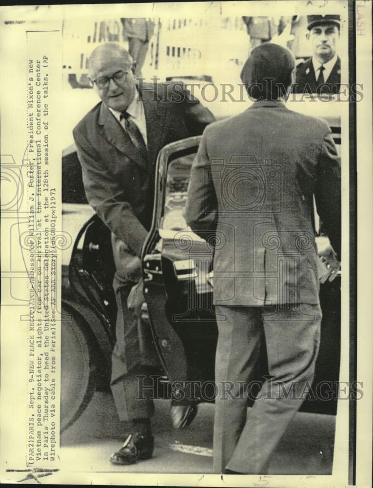 Load image into Gallery viewer, 1971 Press Photo Paris Peace Talks negotiator William Porter arrives in Paris
