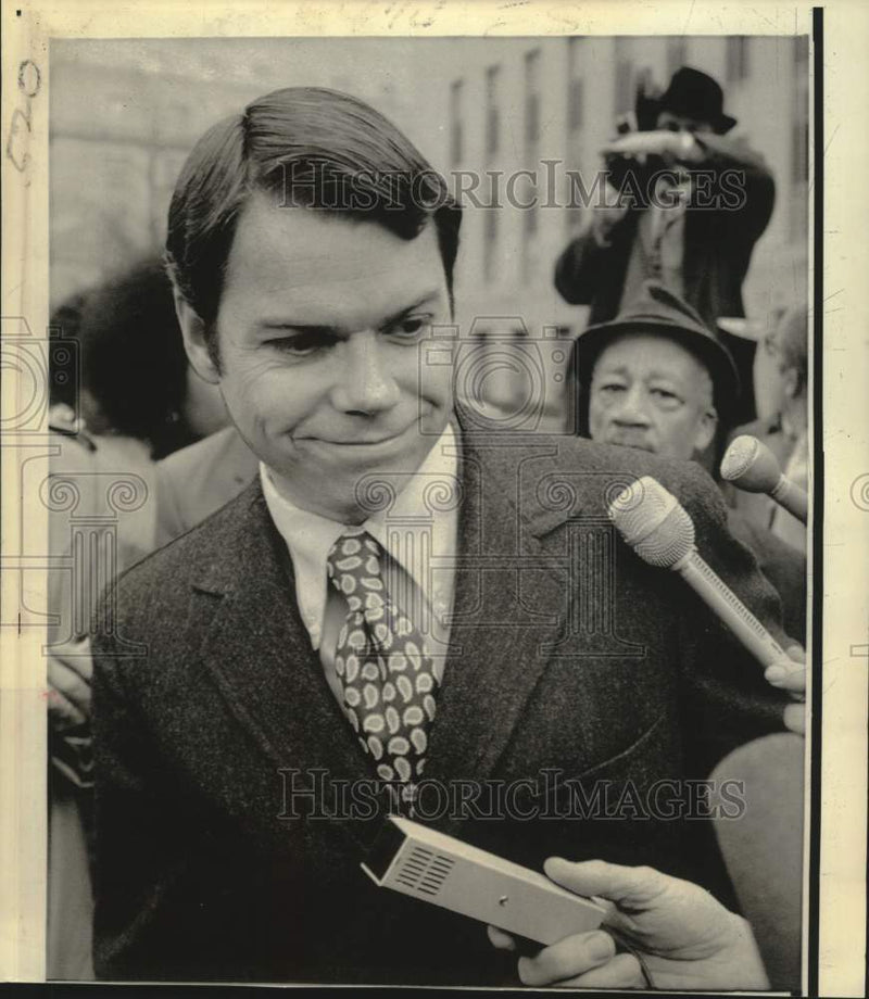 Load image into Gallery viewer, 1974 Press Photo Herbert Porter surrounded by newsmen at U.S. District Court
