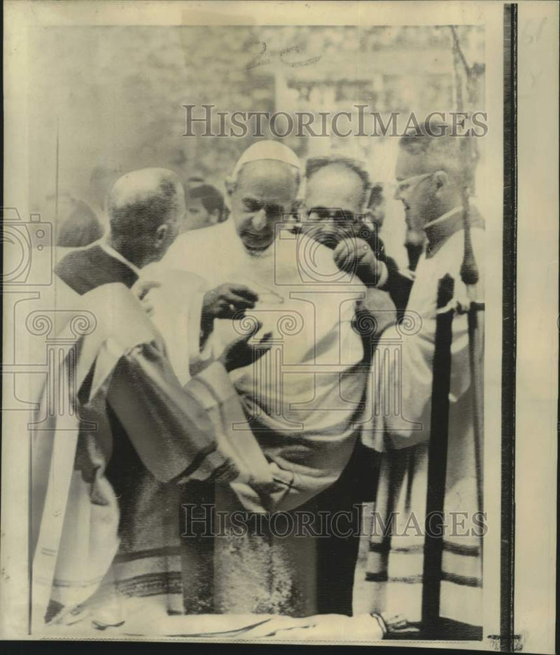 Load image into Gallery viewer, 1970 Press Photo Pope Paul VI with other priests - now35044
