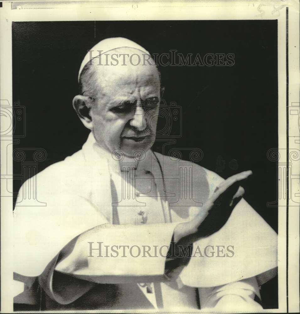 1970 Press Photo Pope Paul VI waves to St. Peter&#39;s Square crowd at noon blessing