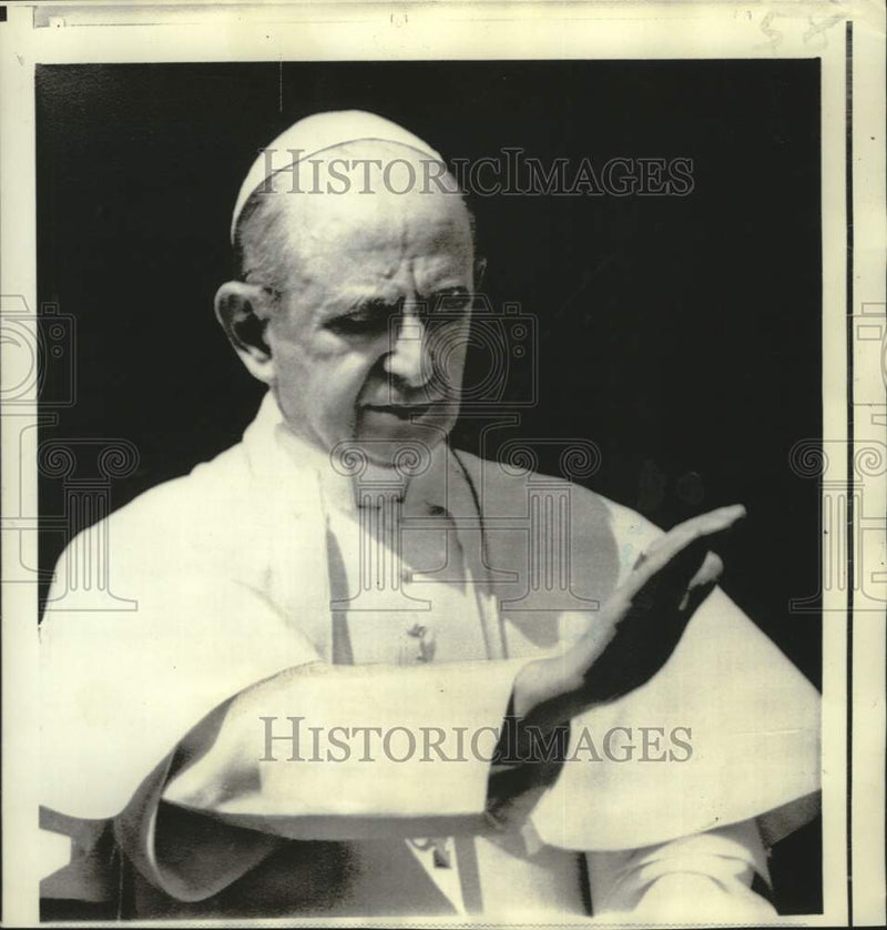 Load image into Gallery viewer, 1970 Press Photo Pope Paul VI waves to St. Peter's Square crowd at noon blessing
