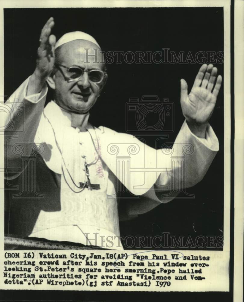 1970 Press Photo Pope Paul VI salutes cheering crowd at St. Peter's Square