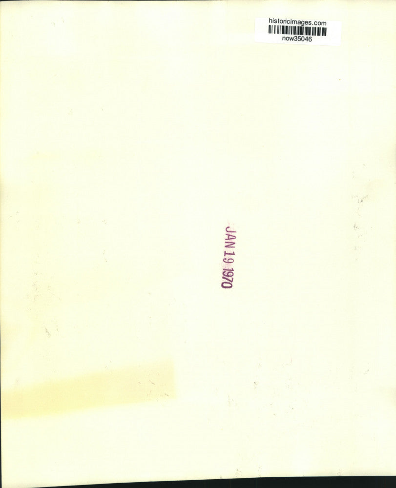 1970 Press Photo Pope Paul VI salutes cheering crowd at St. Peter's Square