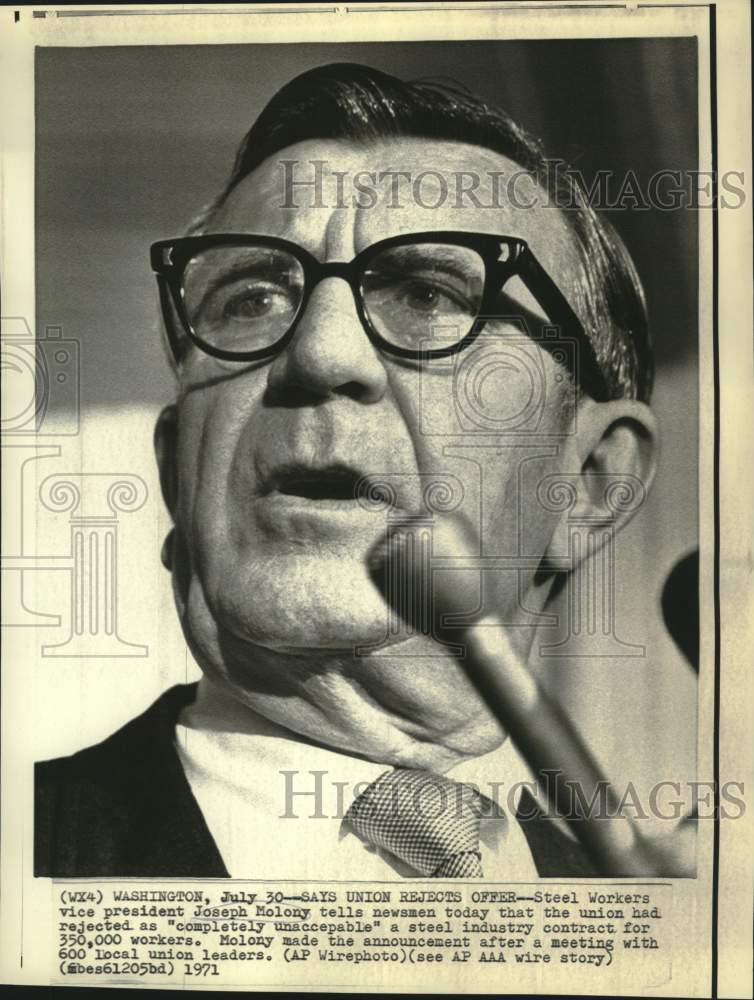 1971 Press Photo Steel workers vice president Joseph Molony with newsmen